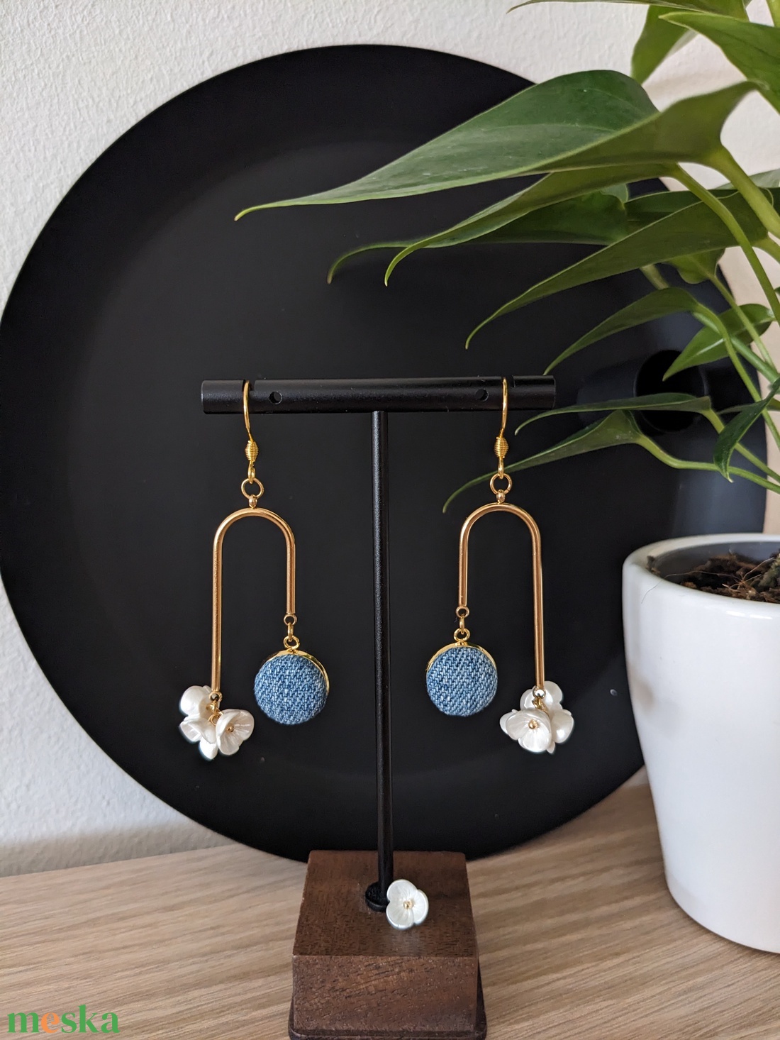 Fehér virágok akasztós fülbevaló - ékszer - fülbevaló - lógó fülbevaló - Meska.hu