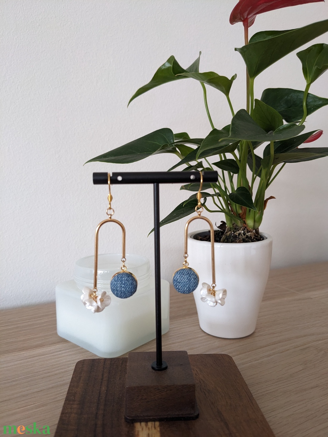 Fehér virágok akasztós fülbevaló - ékszer - fülbevaló - lógó fülbevaló - Meska.hu