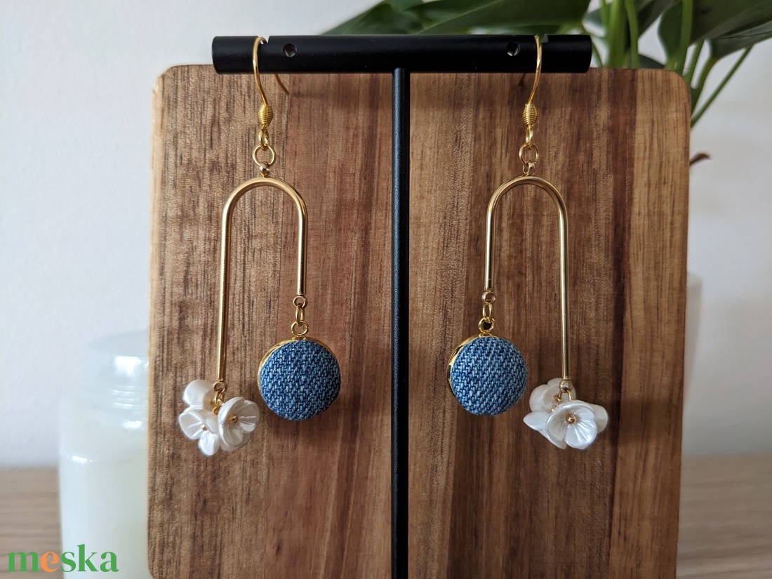 Fehér virágok akasztós fülbevaló - ékszer - fülbevaló - lógó fülbevaló - Meska.hu