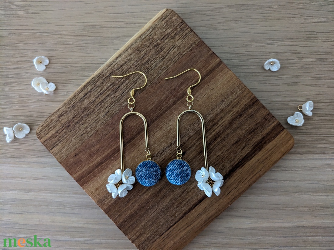 Fehér virágok akasztós fülbevaló - ékszer - fülbevaló - lógó fülbevaló - Meska.hu