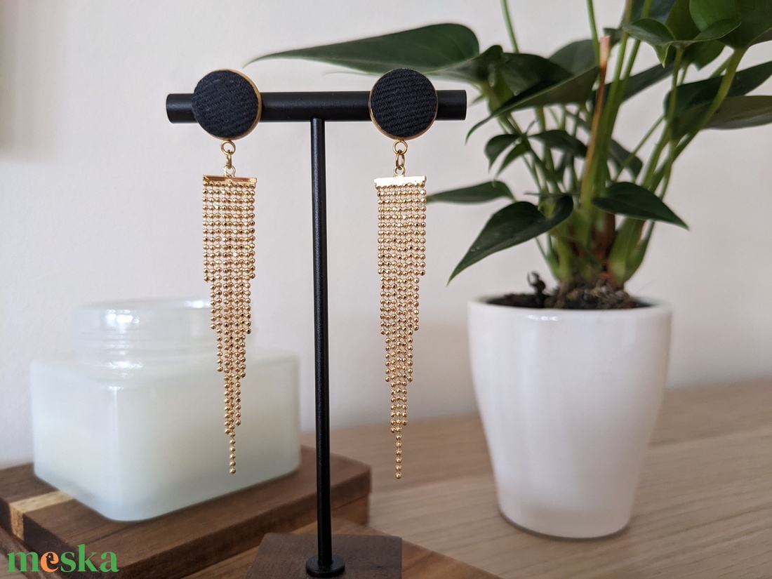 Láncos fekete bedugós fülbevaló - ékszer - fülbevaló - lógó fülbevaló - Meska.hu