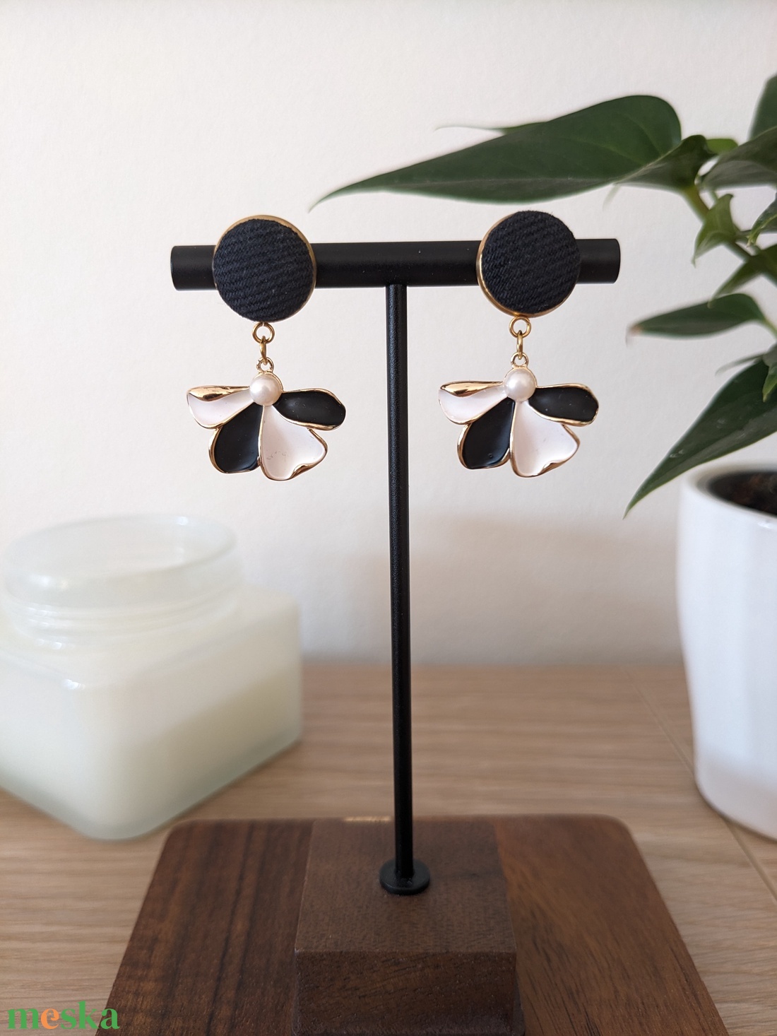 Fekete-fehér virágos, aranyszínű bedugós fülbevaló - ékszer - fülbevaló - lógó fülbevaló - Meska.hu