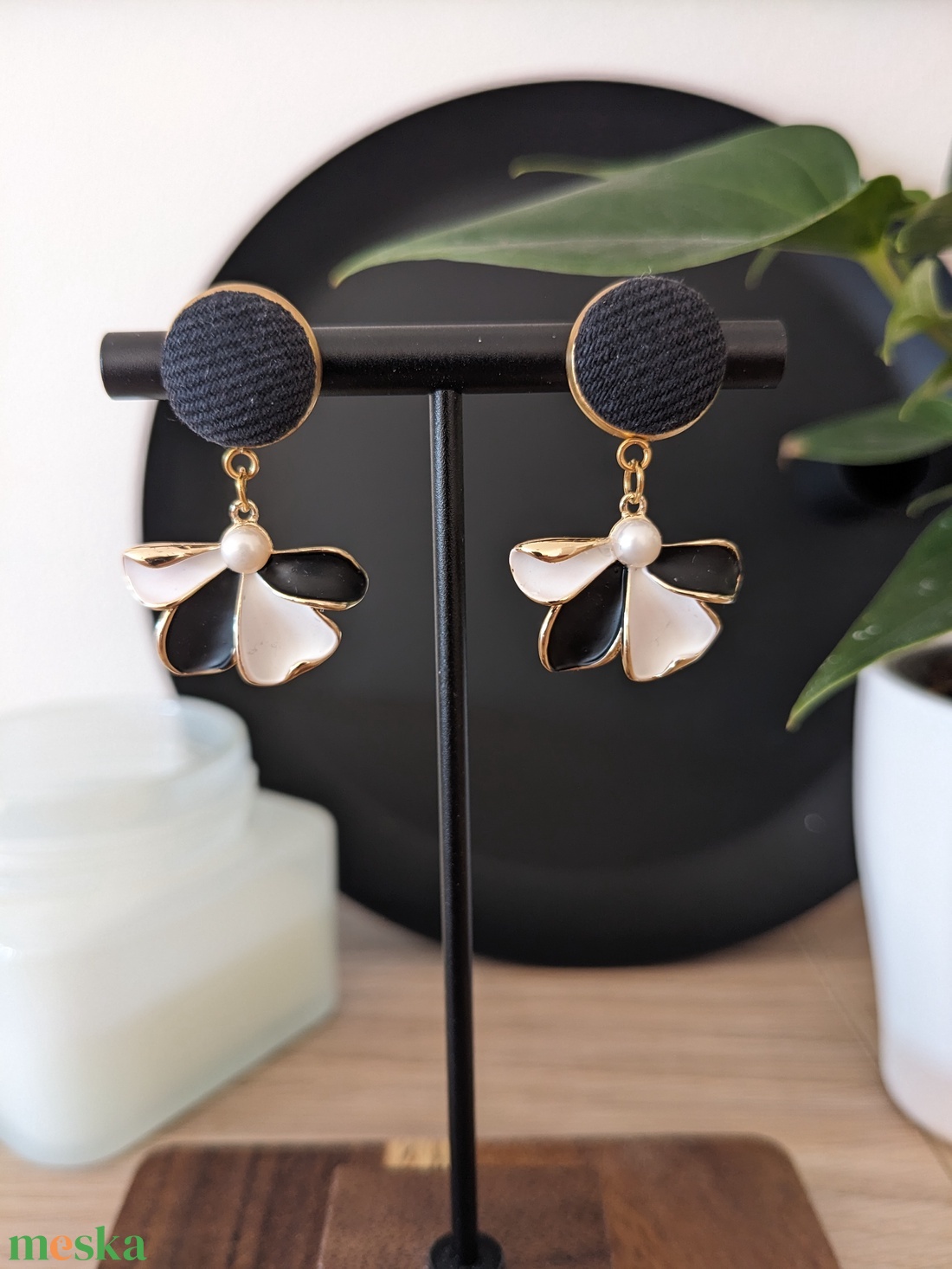 Fekete-fehér virágos, aranyszínű bedugós fülbevaló - ékszer - fülbevaló - lógó fülbevaló - Meska.hu