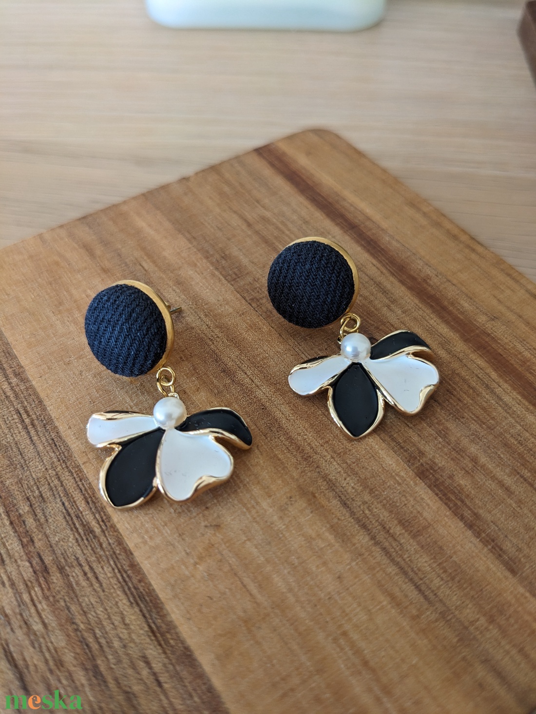 Fekete-fehér virágos, aranyszínű bedugós fülbevaló - ékszer - fülbevaló - lógó fülbevaló - Meska.hu
