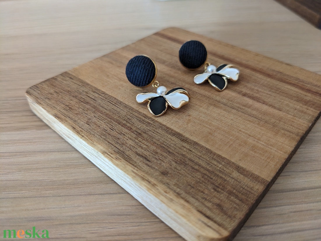 Fekete-fehér virágos, aranyszínű bedugós fülbevaló - ékszer - fülbevaló - lógó fülbevaló - Meska.hu