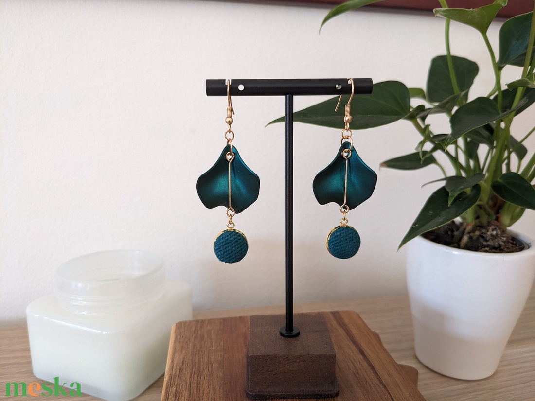 Sötét türkizzöld szirmos fülbevaló - ékszer - fülbevaló - lógó fülbevaló - Meska.hu