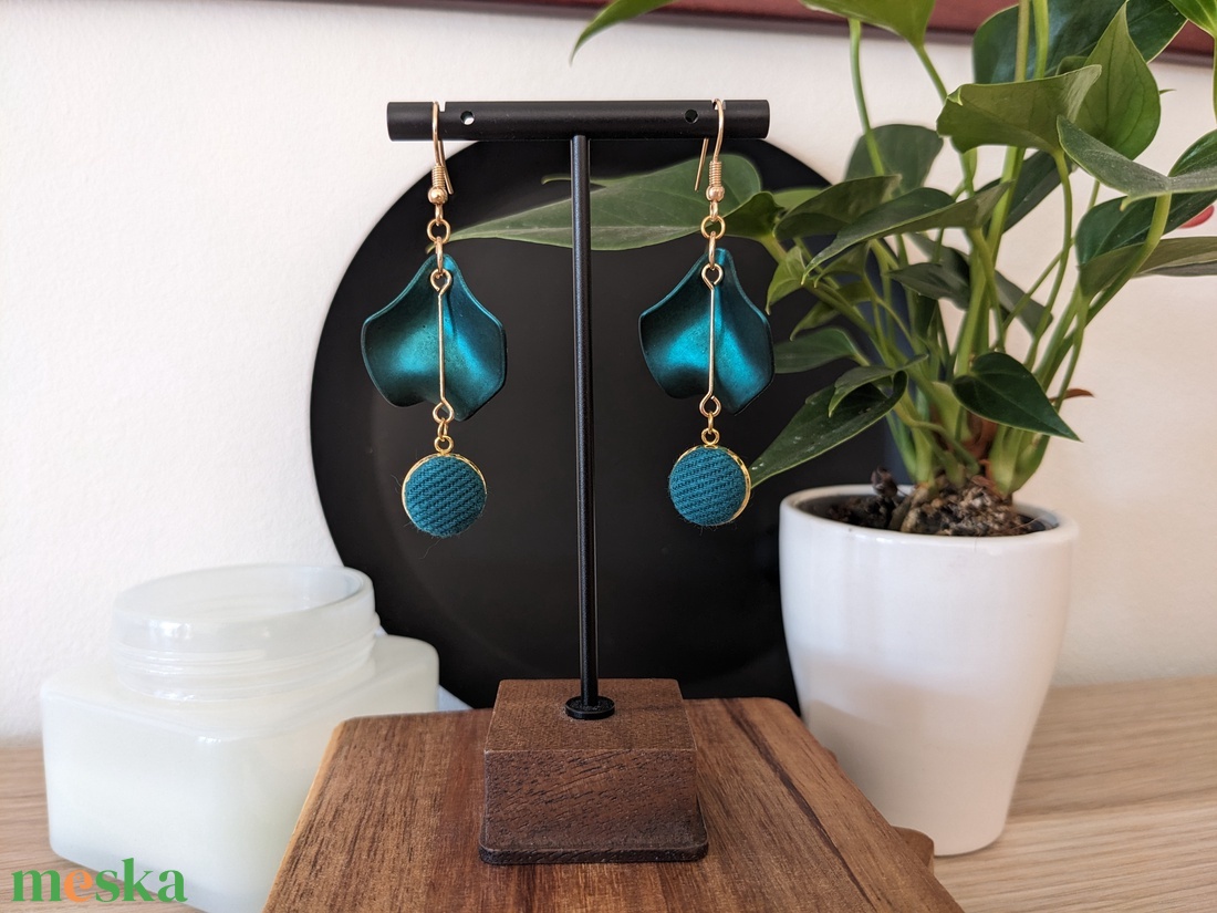 Sötét türkizzöld szirmos fülbevaló - ékszer - fülbevaló - lógó fülbevaló - Meska.hu