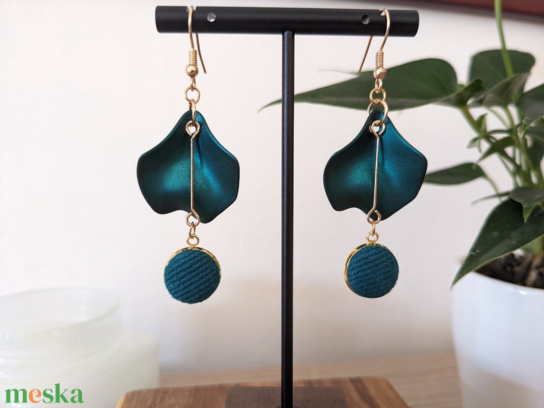 Sötét türkizzöld szirmos fülbevaló - ékszer - fülbevaló - lógó fülbevaló - Meska.hu