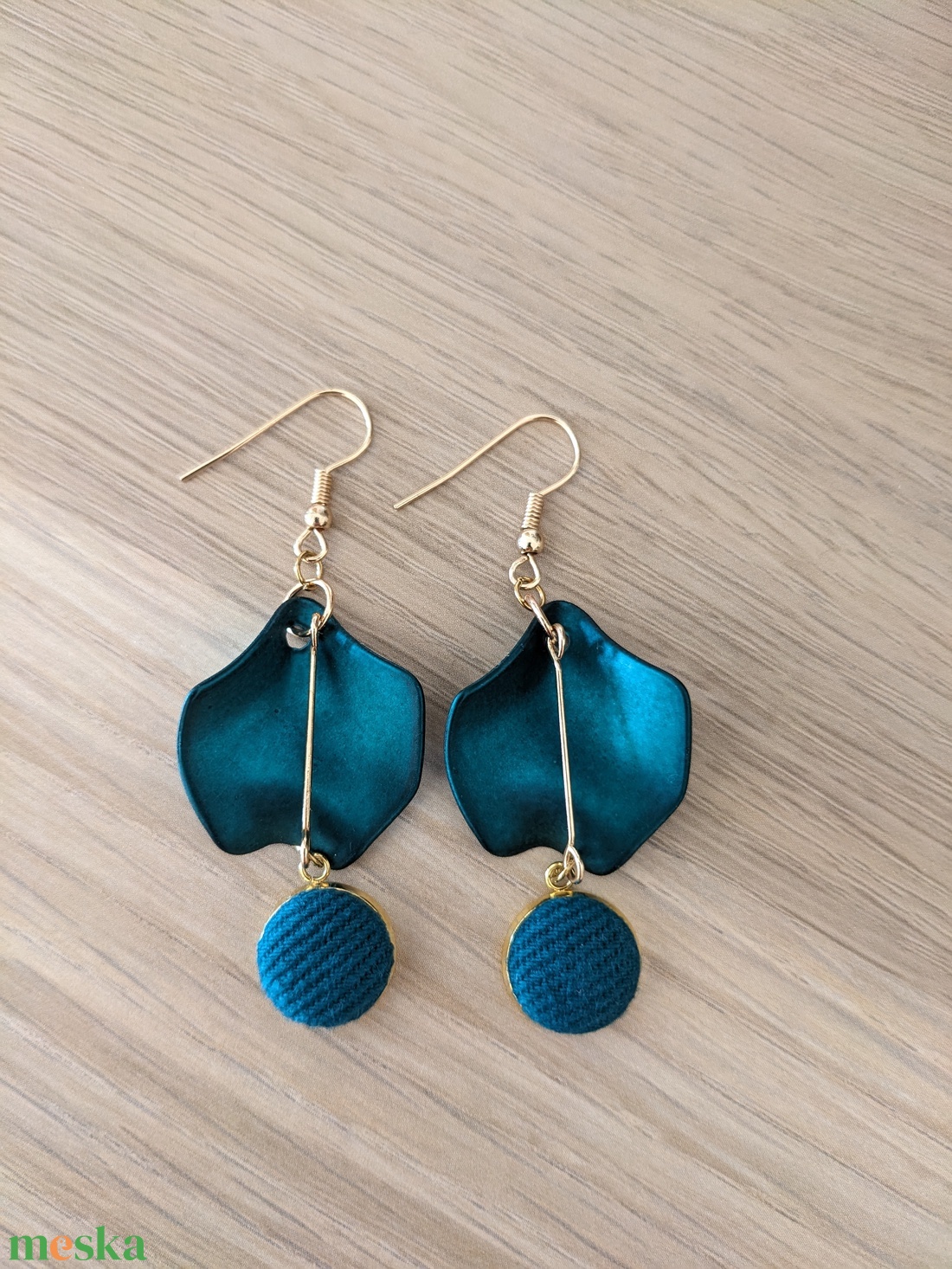 Sötét türkizzöld szirmos fülbevaló - ékszer - fülbevaló - lógó fülbevaló - Meska.hu