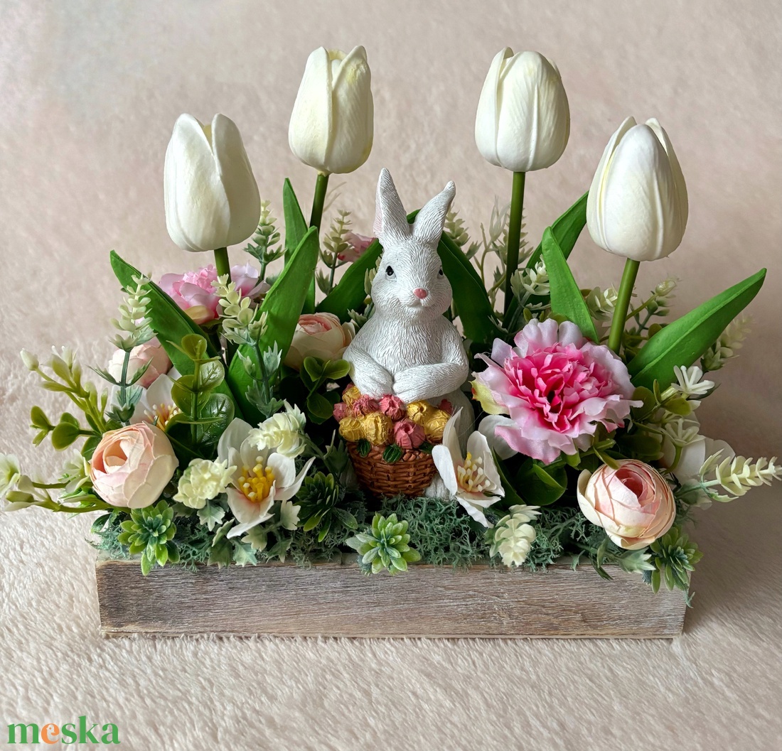 Fehér tulipános nyuszis asztaldísz  - ünnepi díszek, dekorációk - húsvéti díszek és dekorációk - húsvéti virágos díszek - Meska.hu