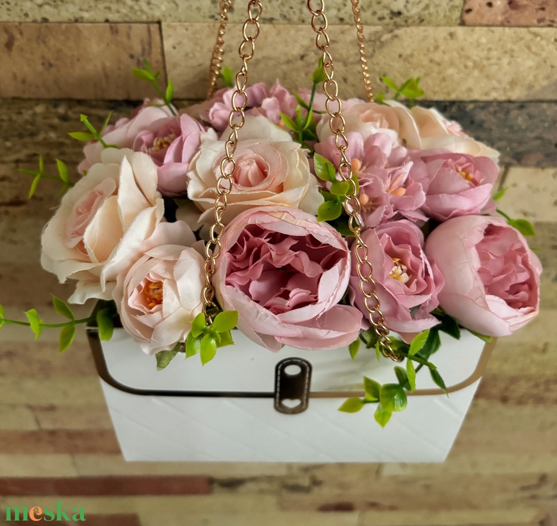 Anyák napi, ballagási virágtáska lila - otthon & életmód - virágdekoráció - virágdíszek - asztali virágdísz - Meska.hu