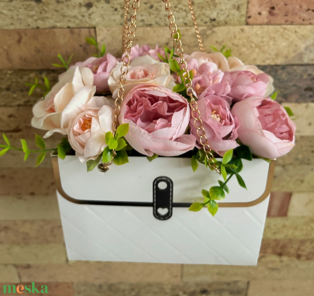 Anyák napi, ballagási virágtáska lila - otthon & életmód - virágdekoráció - virágdíszek - asztali virágdísz - Meska.hu