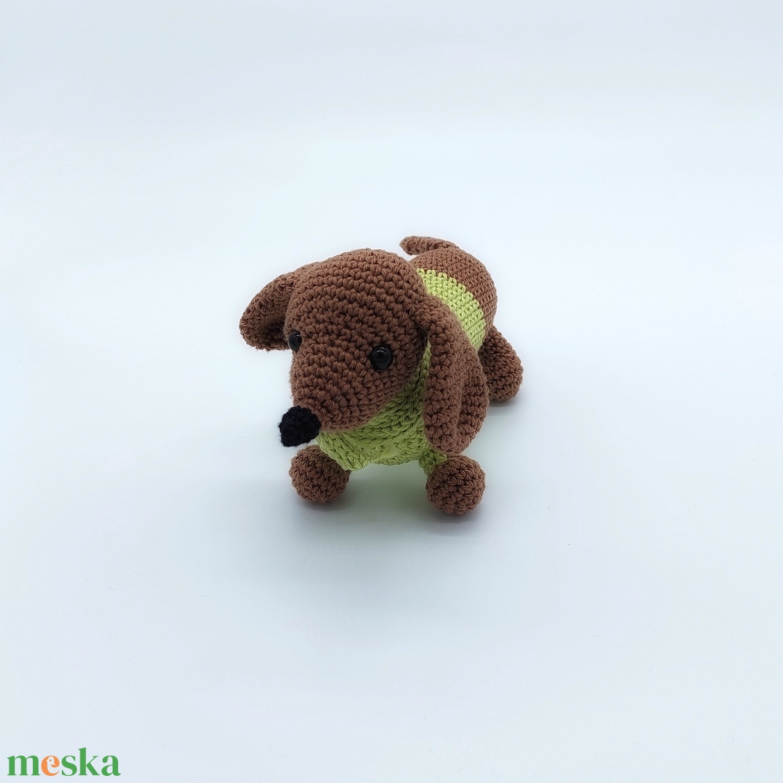 Kedvencek álma Amigurumi tacskó zöld ruhában - játék & sport - plüssállat & játékfigura - kutya - Meska.hu
