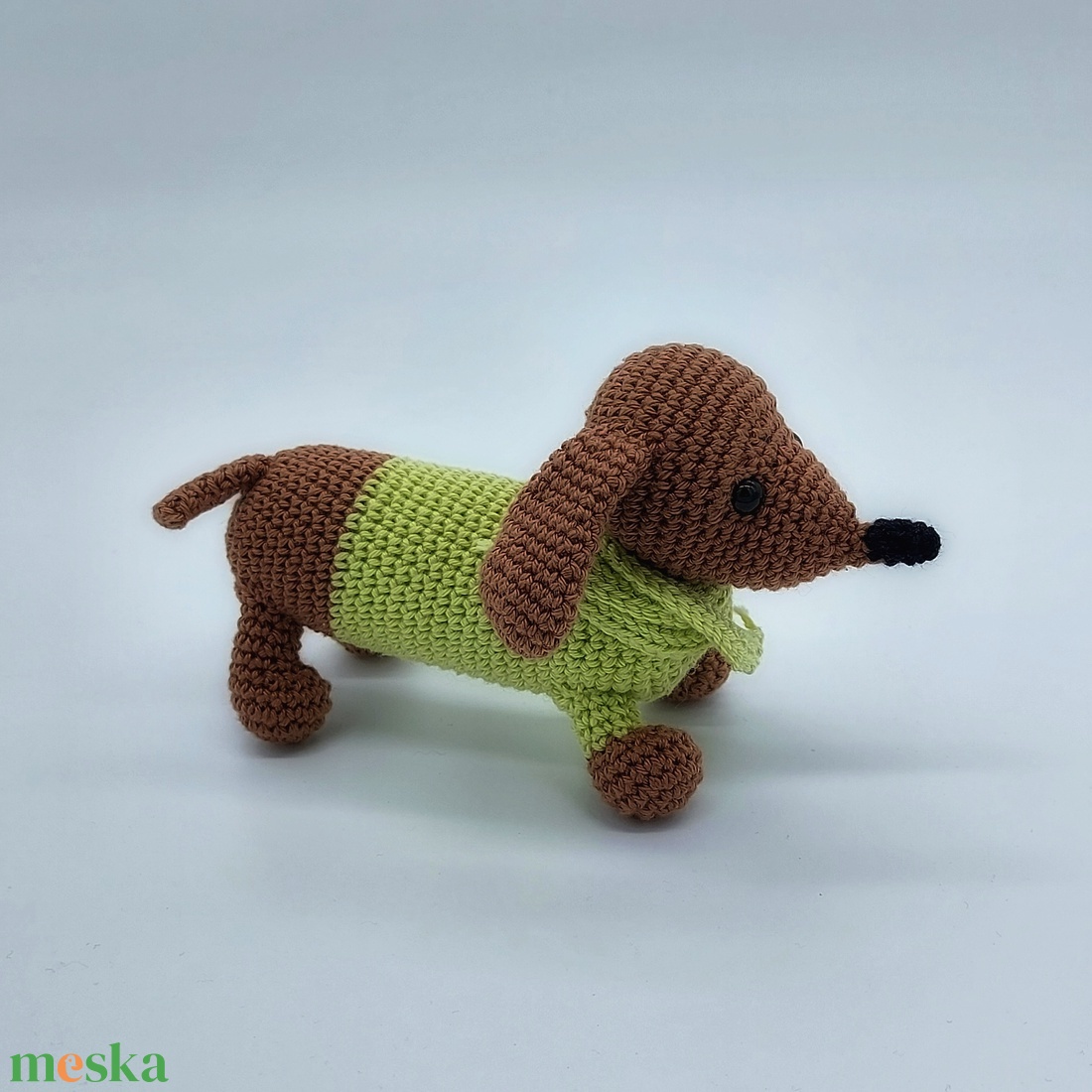 Kedvencek álma Amigurumi tacskó zöld ruhában - játék & sport - plüssállat & játékfigura - kutya - Meska.hu