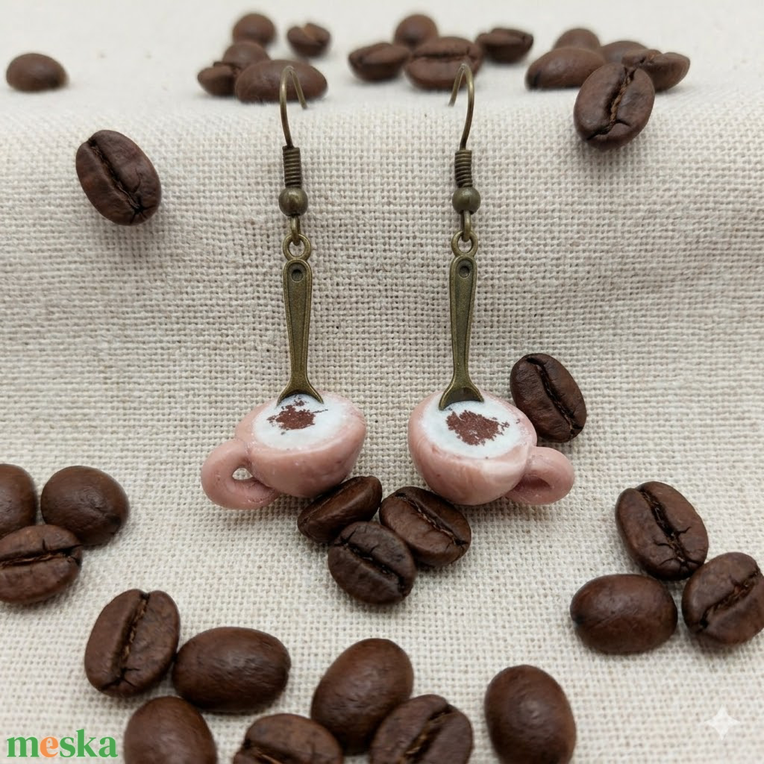 Habos álom Kávés csésze fülbevaló süthető gyurmából - ékszer - fülbevaló - lógó fülbevaló - Meska.hu