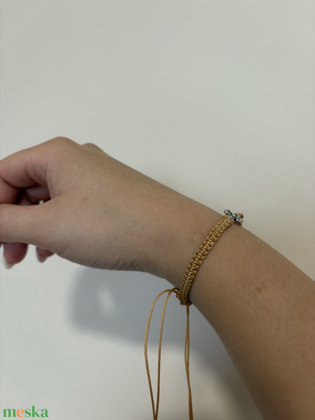 Virágos makramé karkötő - ékszer - karkötő - fonott karkötő - Meska.hu