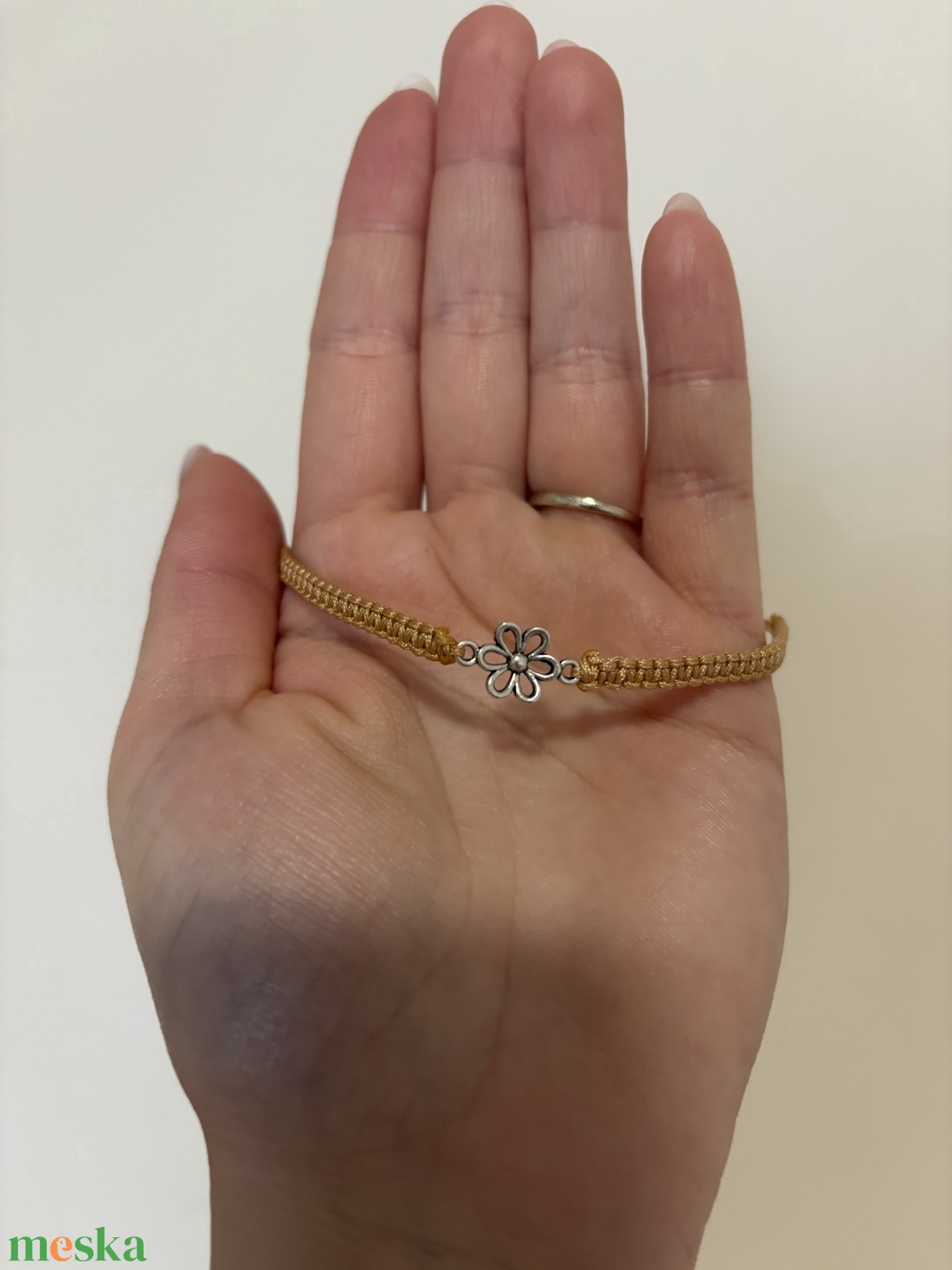 Virágos makramé karkötő - ékszer - karkötő - fonott karkötő - Meska.hu