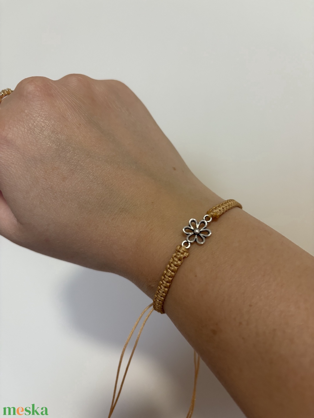 Virágos makramé karkötő - ékszer - karkötő - fonott karkötő - Meska.hu