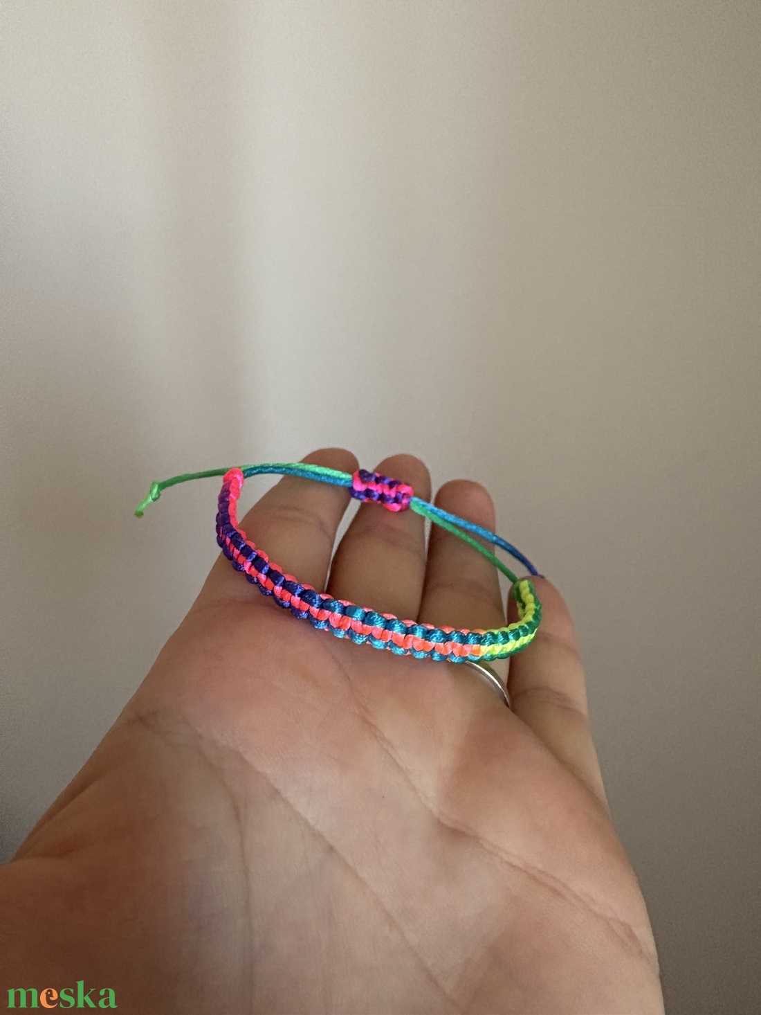 Neon színű makramé karkötő - ékszer - karkötő - fonott karkötő - Meska.hu