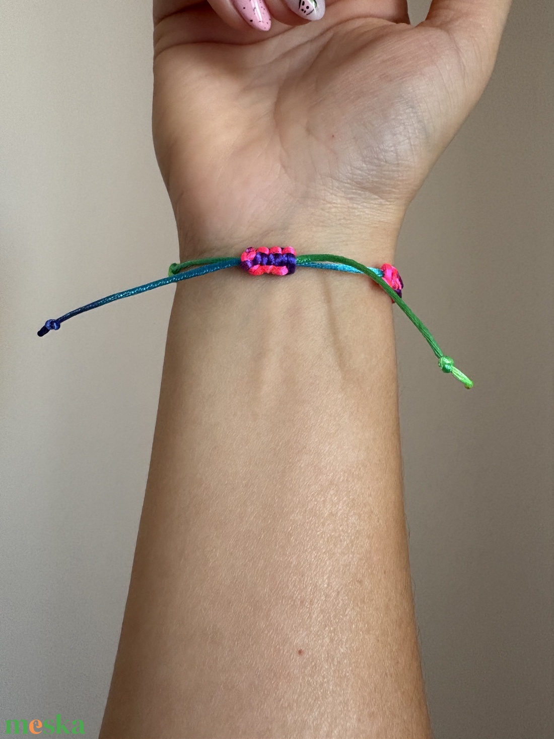 Neon színű makramé karkötő - ékszer - karkötő - fonott karkötő - Meska.hu