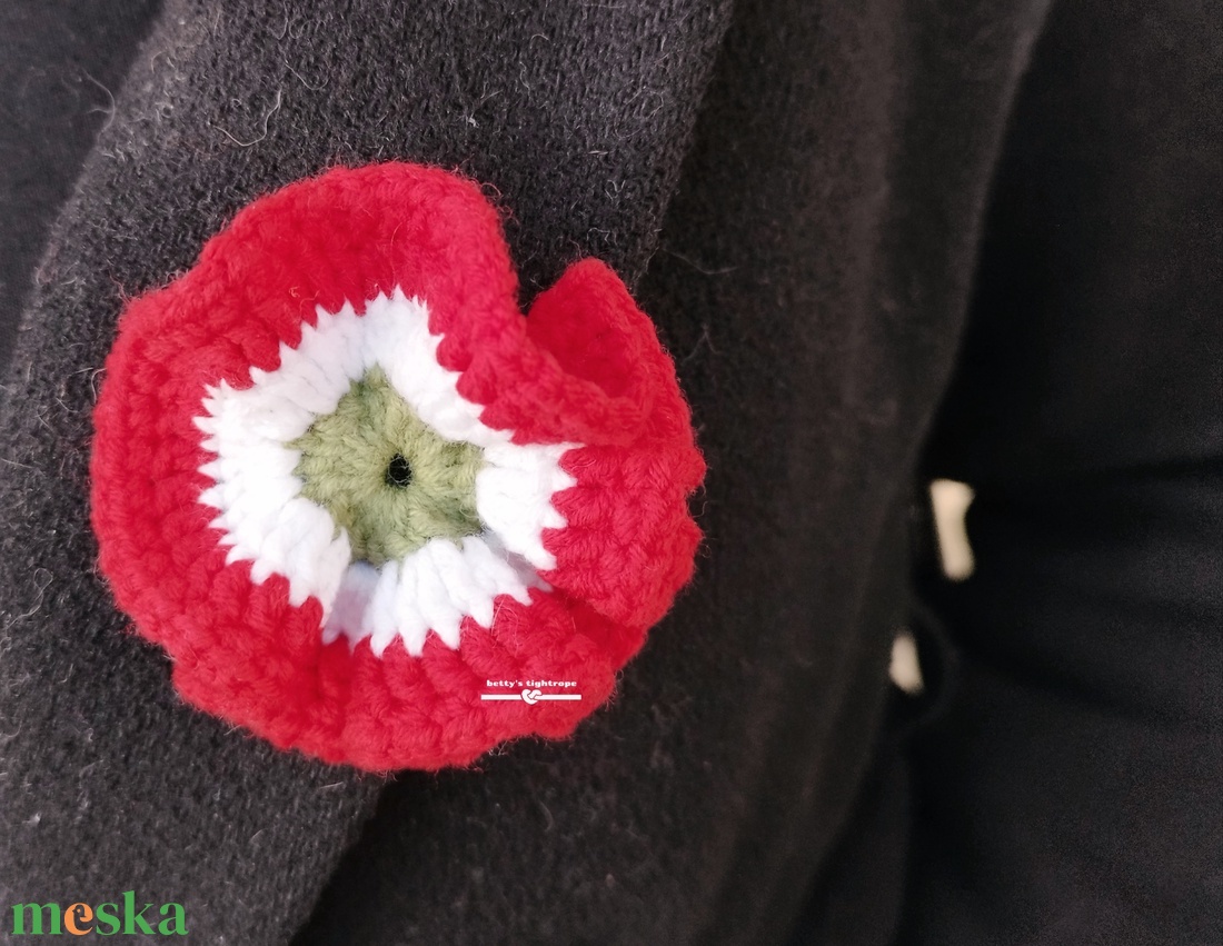 Horgolt kokárda  - ékszer - kitűző és bross - Meska.hu