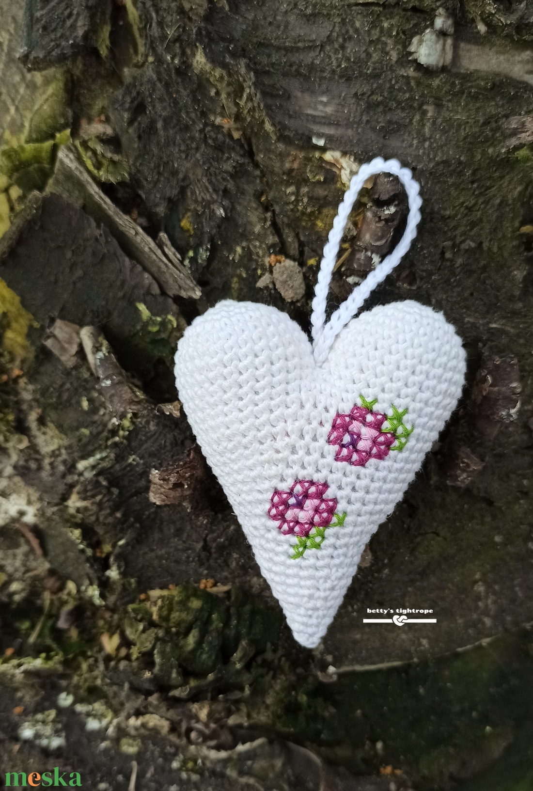 Hímzett horgolt szív - otthon & életmód - dekoráció - fali és függő dekoráció - függődísz - Meska.hu