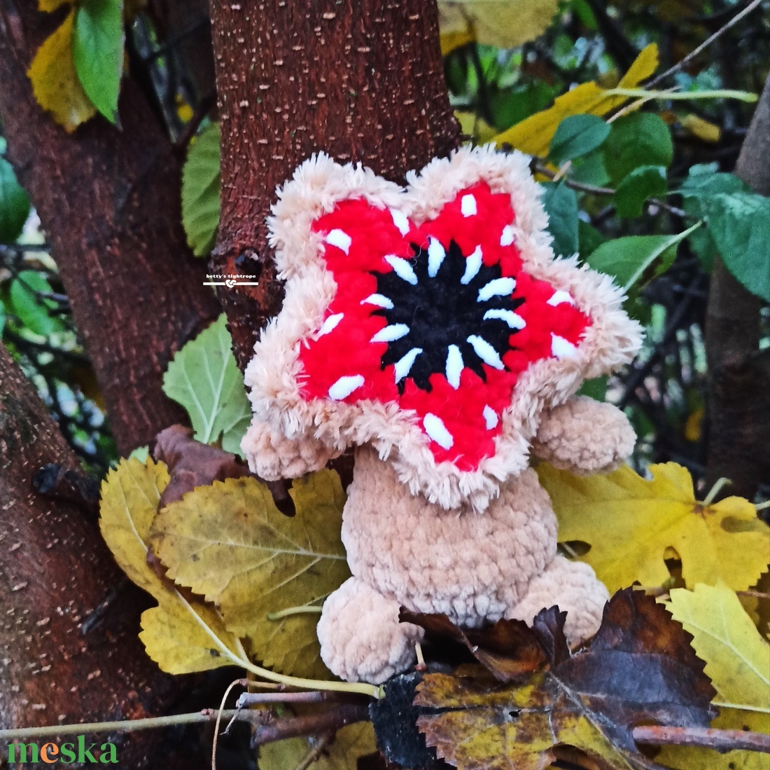 Horgolt virág szörny  - játék & sport - plüssállat & játékfigura - szörnyike - Meska.hu