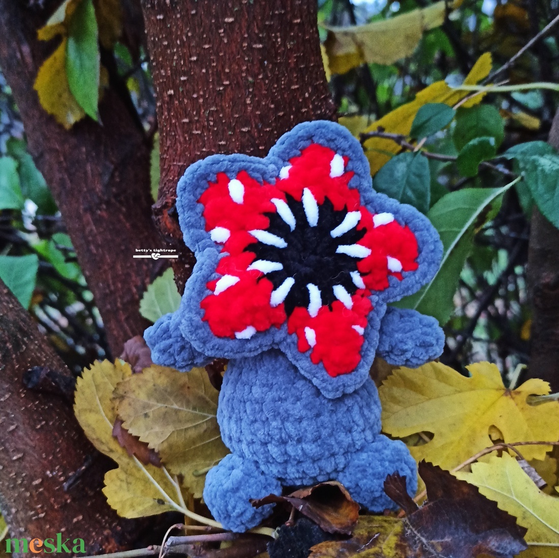 Horgolt virág szörny  - játék & sport - plüssállat & játékfigura - szörnyike - Meska.hu