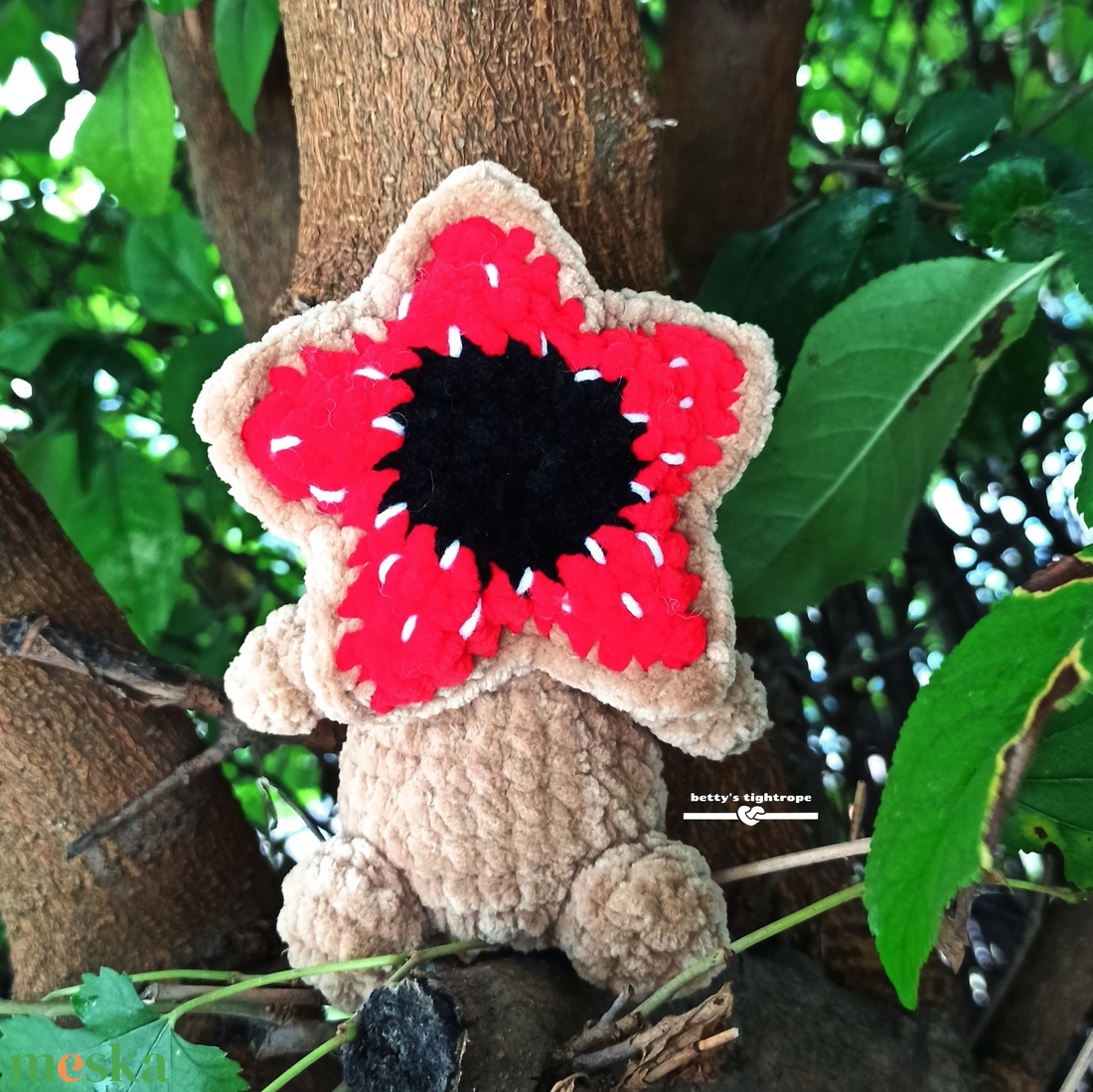 Horgolt virág szörny  - játék & sport - plüssállat & játékfigura - szörnyike - Meska.hu