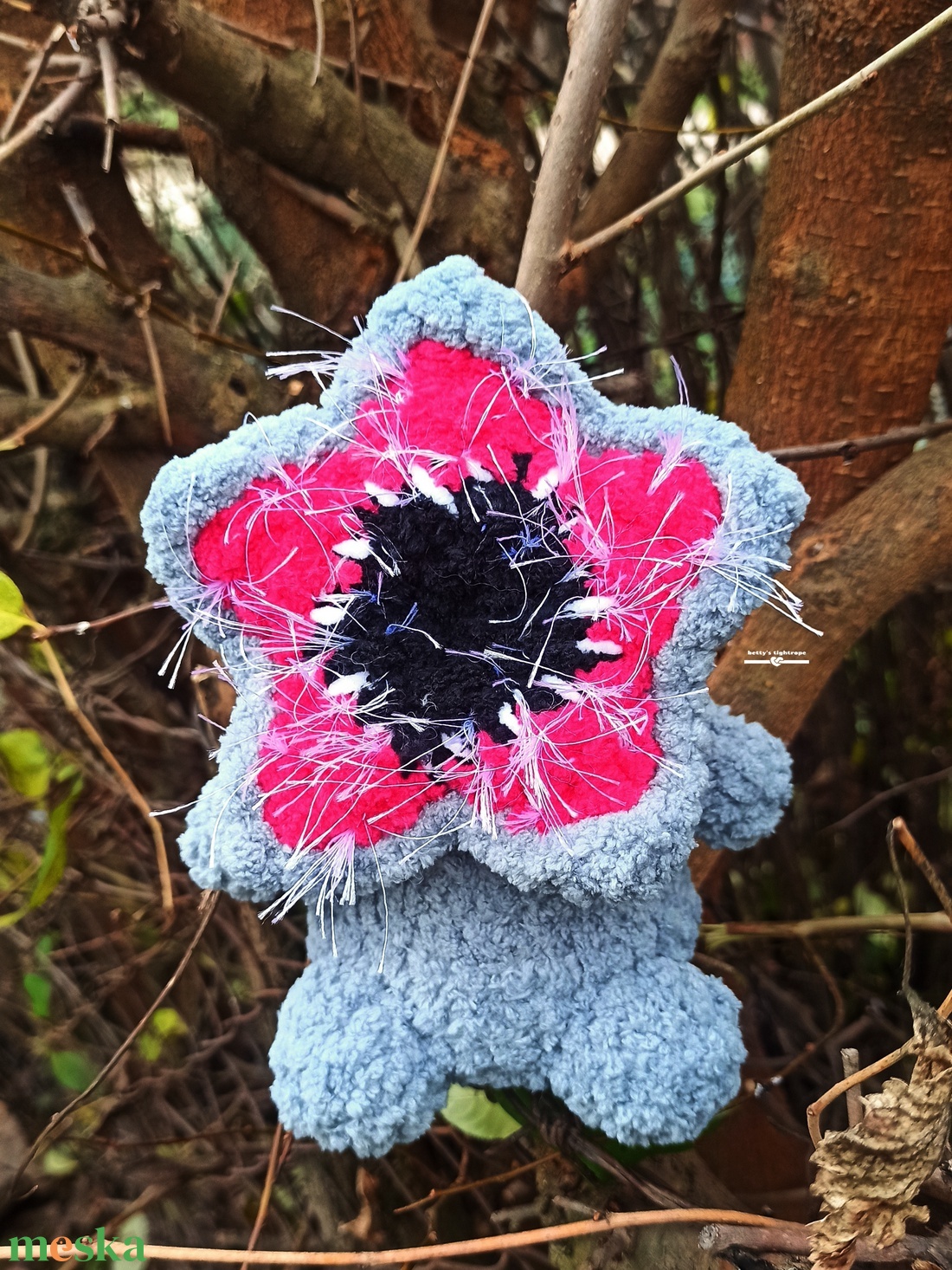 Horgolt virág szörny  - játék & sport - plüssállat & játékfigura - szörnyike - Meska.hu