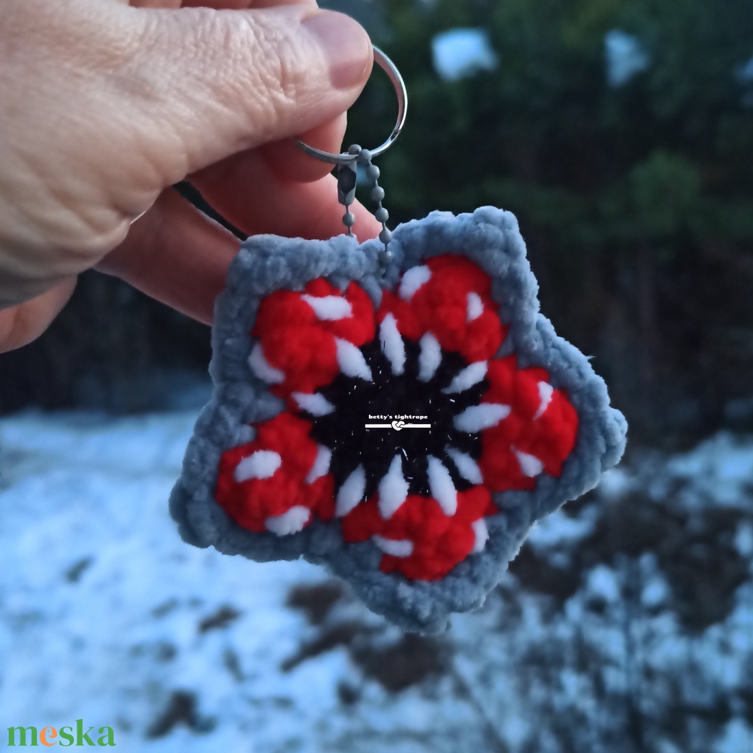 Horgolt virág szörny kulcstartó  - játék & sport - plüssállat & játékfigura - szörnyike - Meska.hu