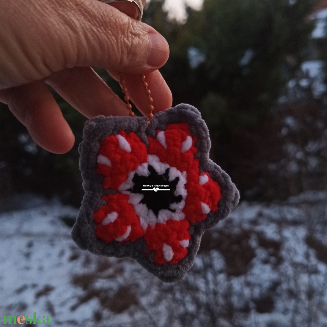 Horgolt virág szörny kulcstartó  - játék & sport - plüssállat & játékfigura - szörnyike - Meska.hu