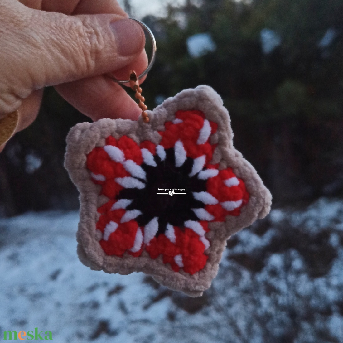 Horgolt virág szörny kulcstartó  - játék & sport - plüssállat & játékfigura - szörnyike - Meska.hu