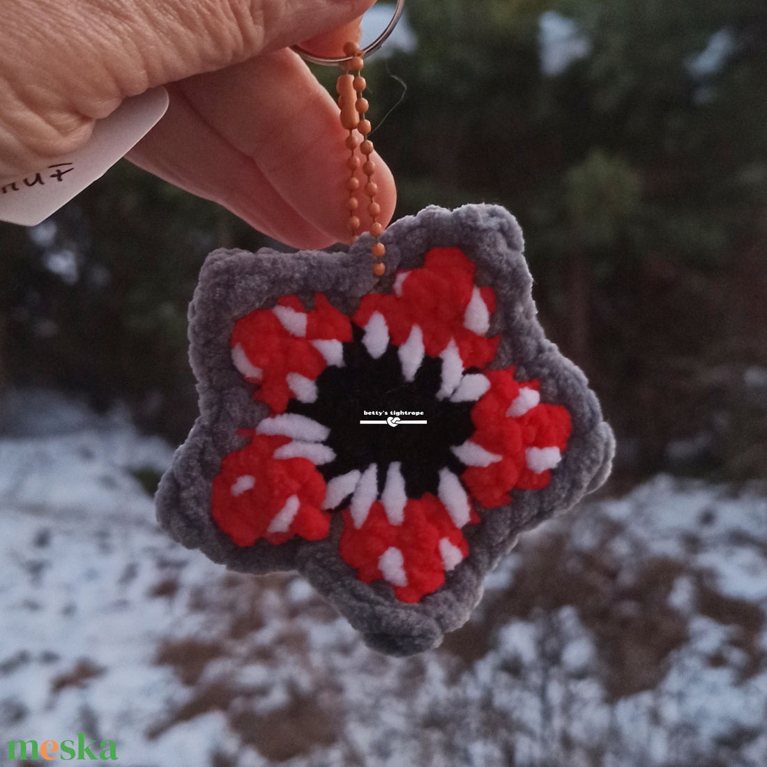 Horgolt virág szörny kulcstartó  - játék & sport - plüssállat & játékfigura - szörnyike - Meska.hu