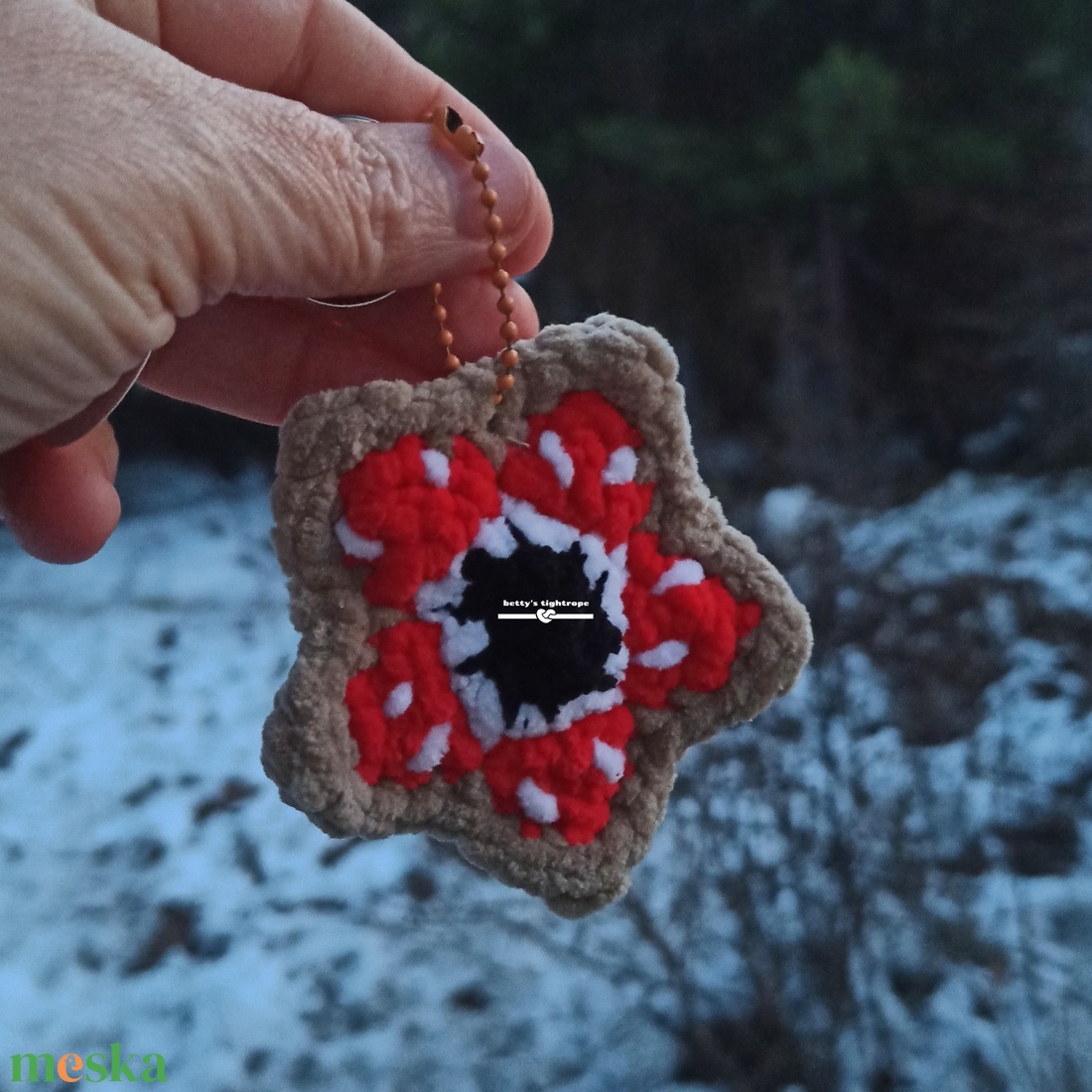 Horgolt virág szörny kulcstartó  - játék & sport - plüssállat & játékfigura - szörnyike - Meska.hu