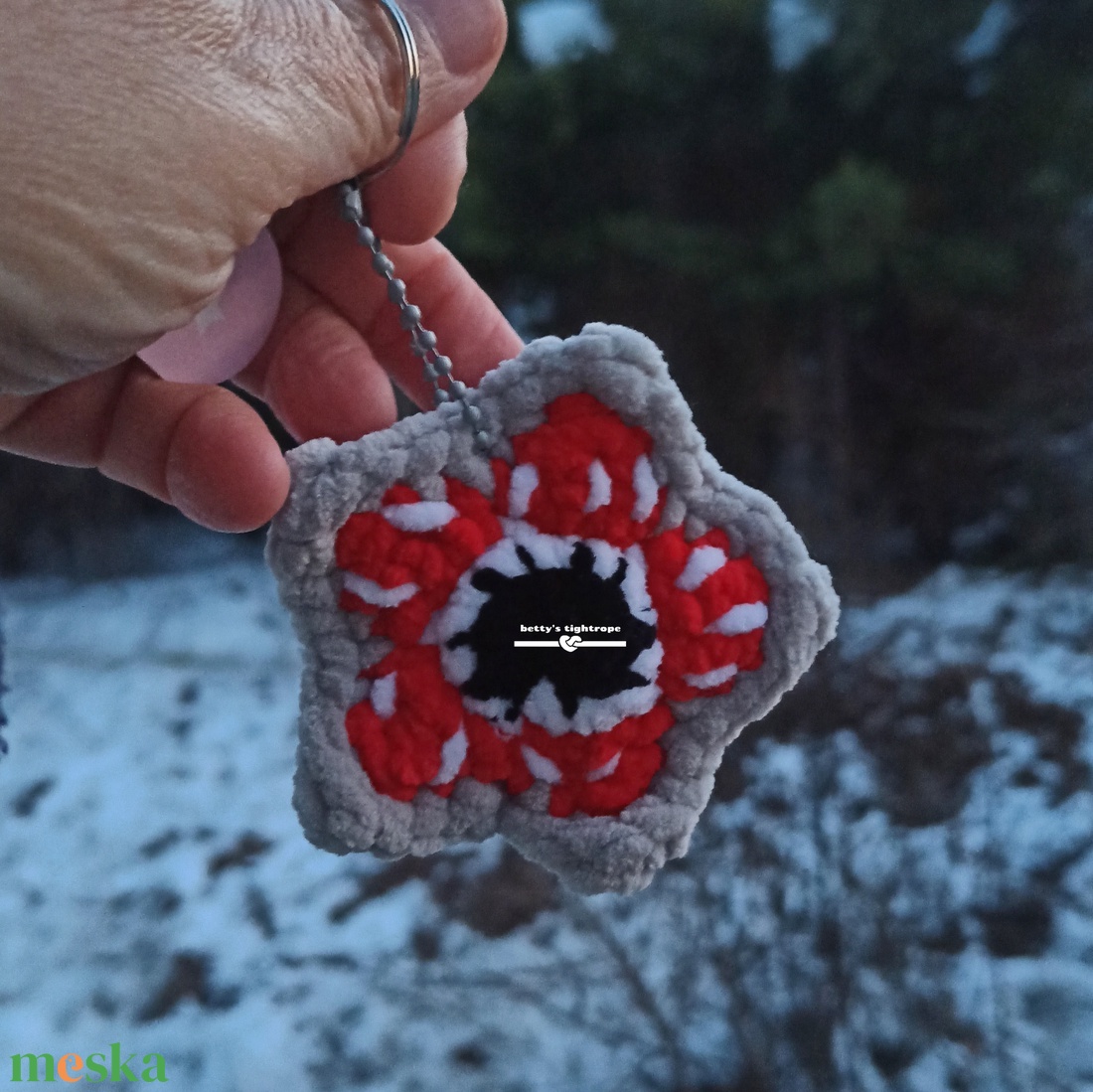 Horgolt virág szörny kulcstartó  - játék & sport - plüssállat & játékfigura - szörnyike - Meska.hu
