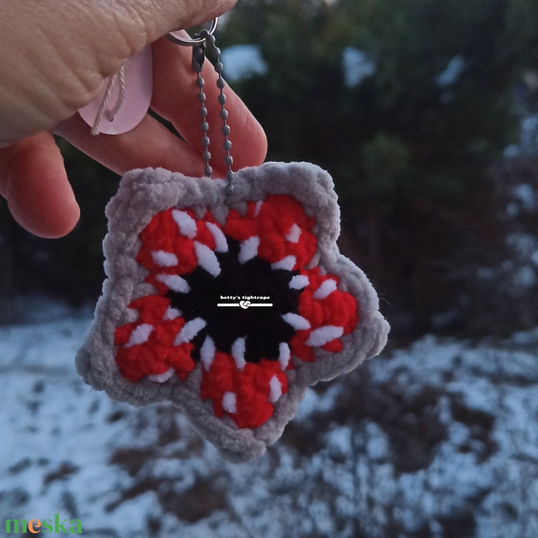 Horgolt virág szörny kulcstartó  - játék & sport - plüssállat & játékfigura - szörnyike - Meska.hu