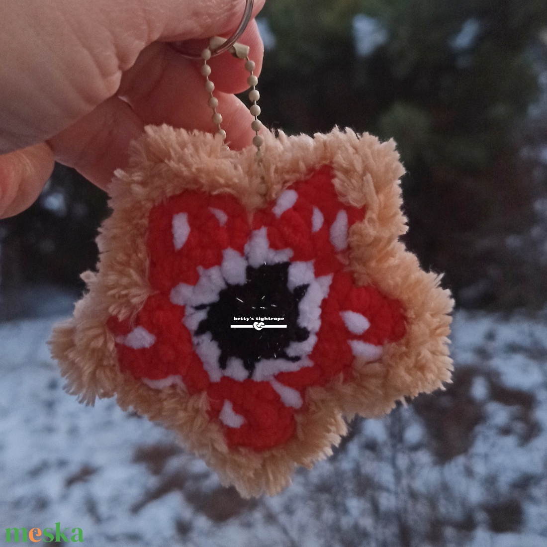 Horgolt virág szörny kulcstartó  - játék & sport - plüssállat & játékfigura - szörnyike - Meska.hu