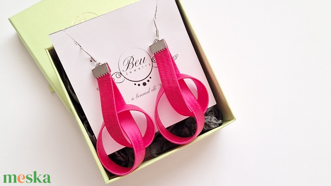 Pink lógós fülbevaló - ékszer - fülbevaló - lógó fülbevaló - Meska.hu