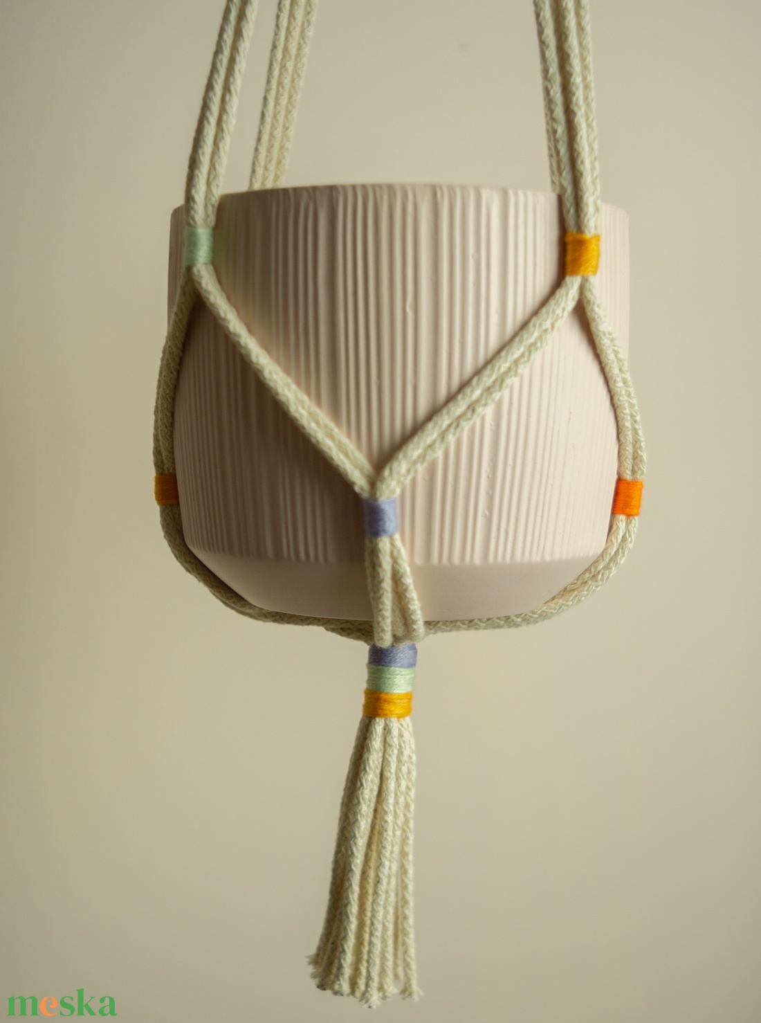 Makramé minimál virágtartó  - otthon & életmód - virágdekoráció - virágtartó - függő virágtartó - Meska.hu