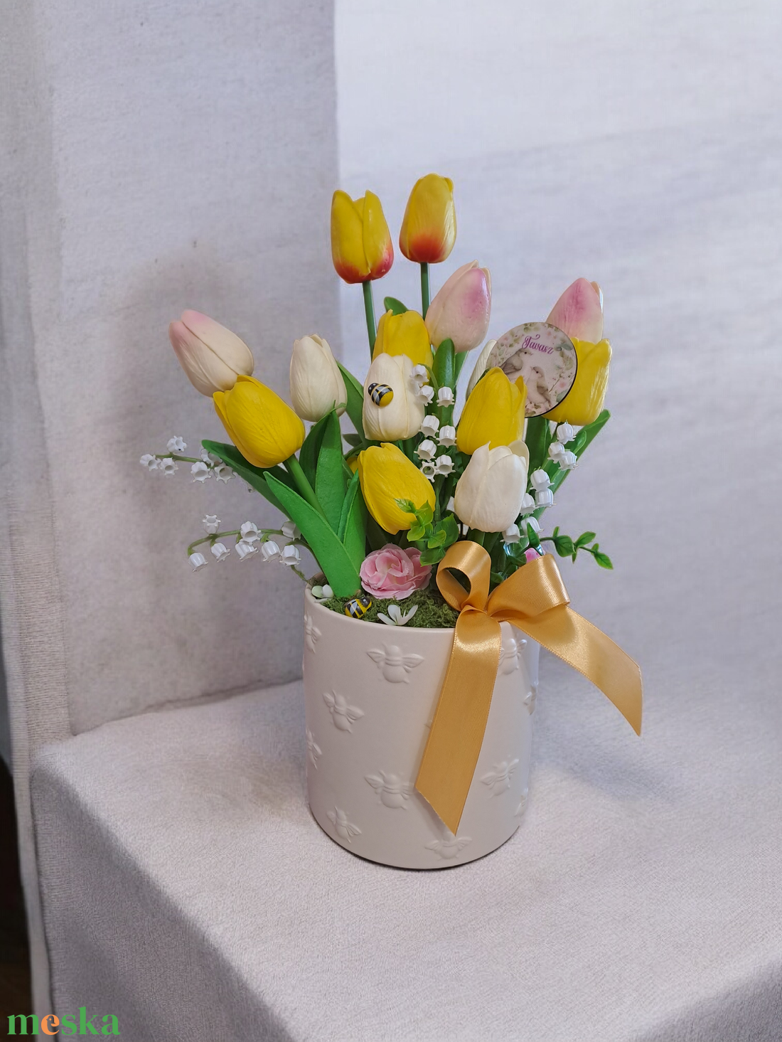 Tavaszi virágok méhecskés kaspóban - otthon & életmód - dekoráció - asztal és polc dekoráció - asztaldísz - Meska.hu