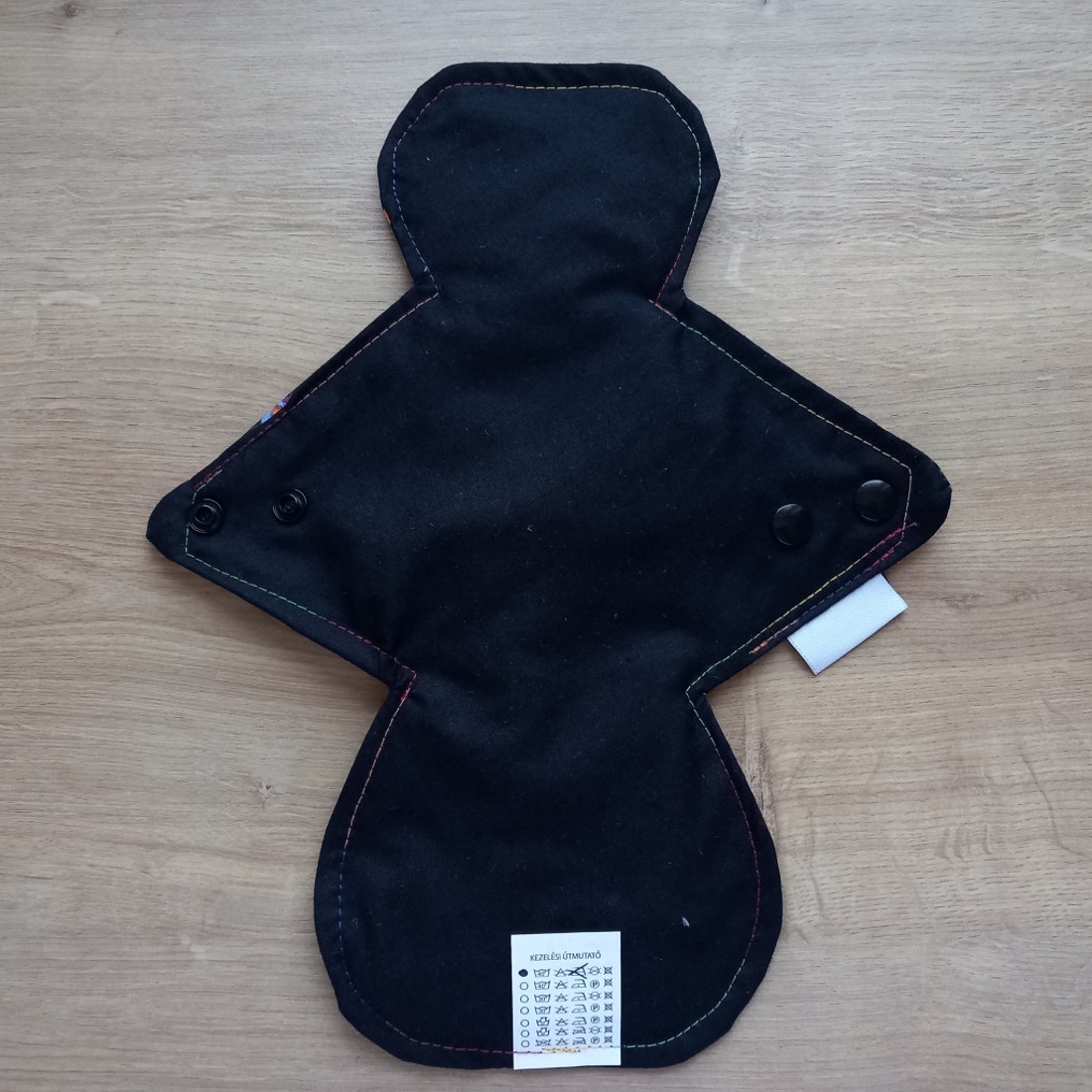 Fekete alapon virágok mosható betét 30cm - szépségápolás - intim higiénia - intimbetét - Meska.hu