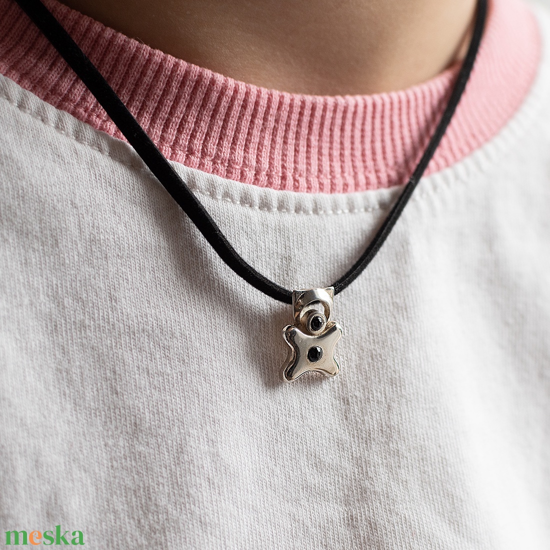 Állat formájú, onix kövekkel díszített, kézműves ezüstmedál gyerekeknek - ékszer - nyaklánc - medál - Meska.hu Állat formájú, onix kövekkel díszített, kézműves ezüstmedál gyerekeknek - ékszer - nyaklánc - medál - Meska.hu