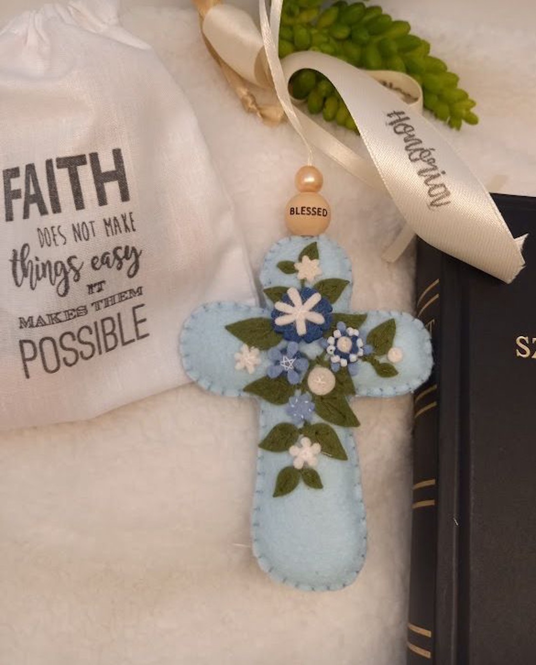Kereszt, filc virágokkal-Bibliai igés zsákban-BLESSED-kék - otthon & életmód - vallás - kereszt - Meska.hu