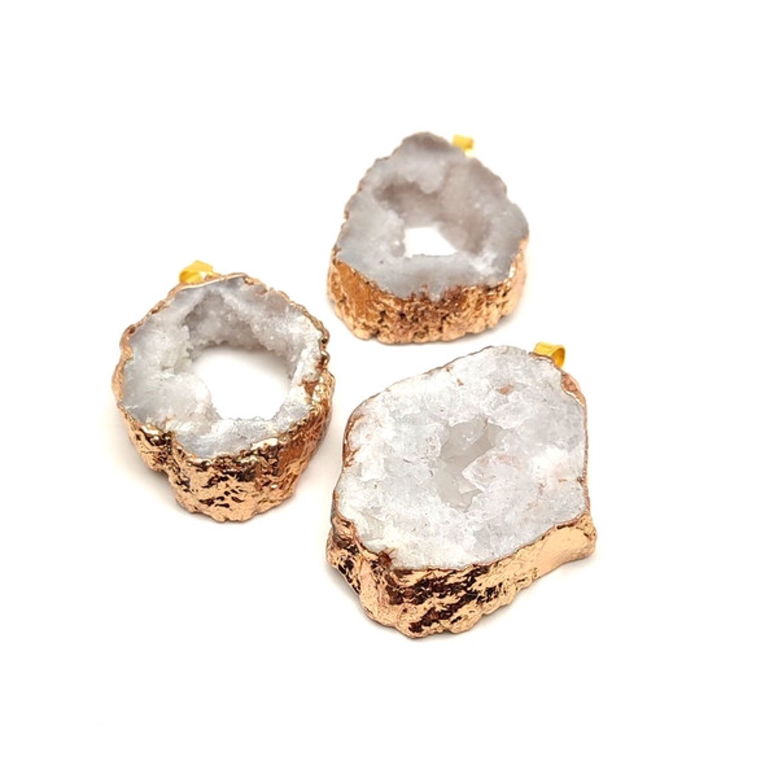 Tisztaság fehér geoda kvarc medál arany színű bevonattal 30�45mm - ékszer - nyaklánc - medál - Meska.hu