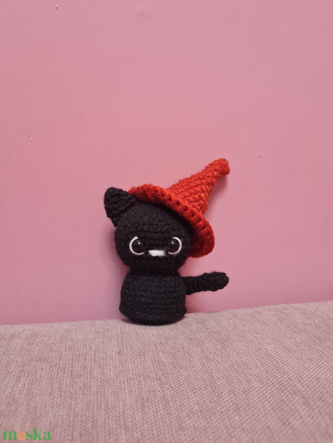 Horgolt halloweeni kiscica kalappal - otthon & életmód - dekoráció - halloween - halloweeni figurák - Meska.hu