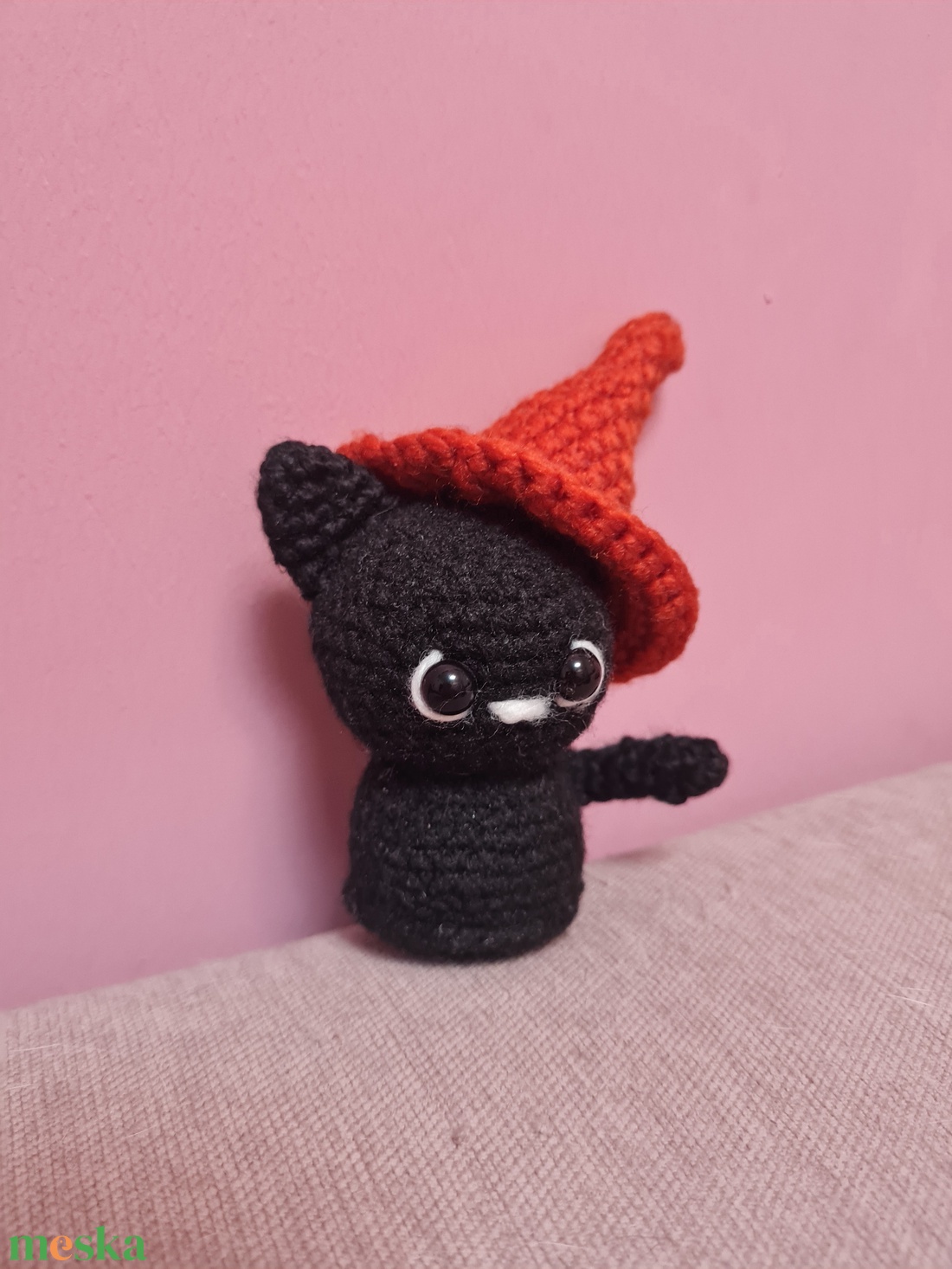 Horgolt halloweeni kiscica kalappal - otthon & életmód - dekoráció - halloween - halloweeni figurák - Meska.hu
