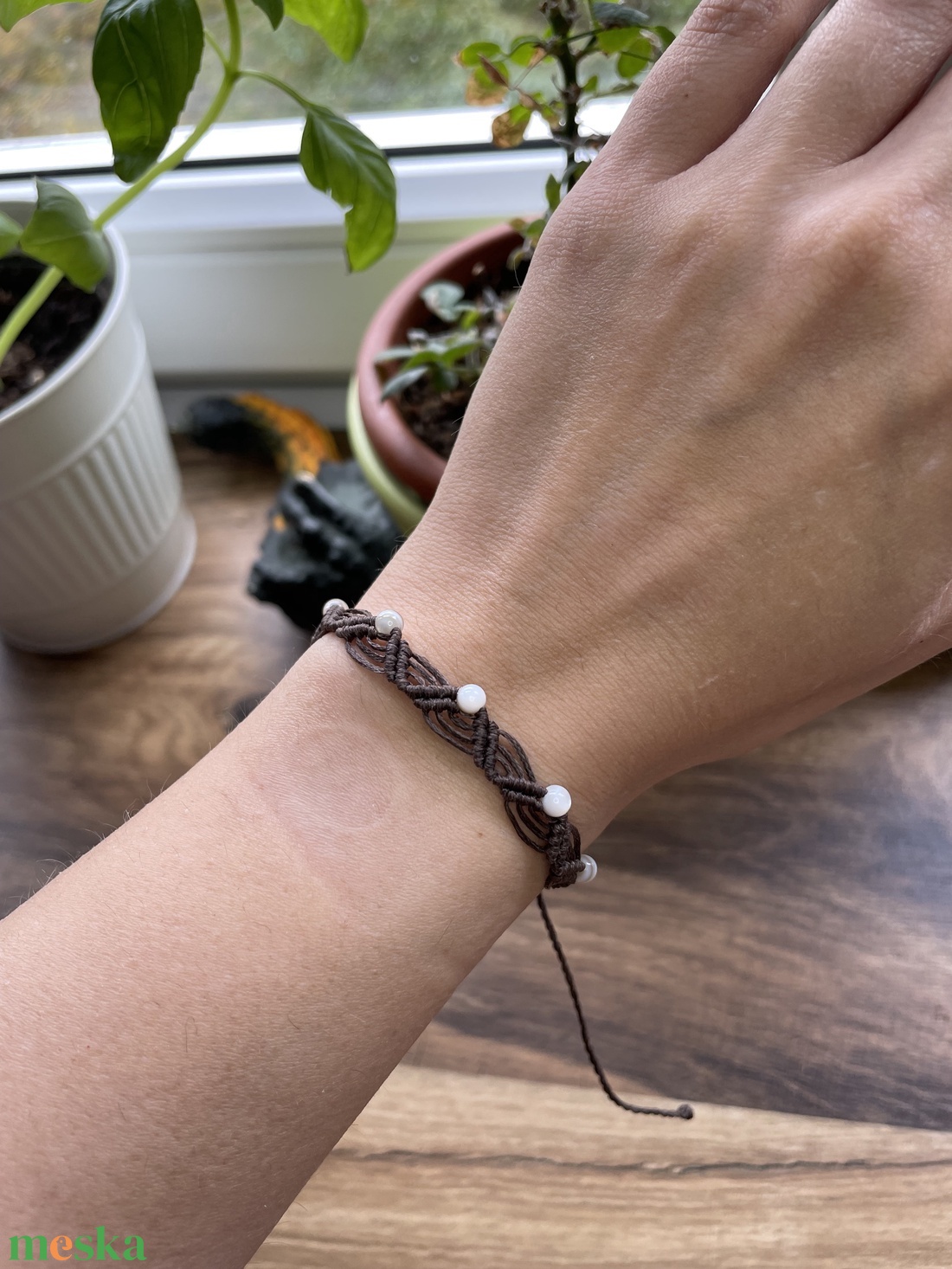 Makramé karkötő kagyló gyönggyel - ékszer - karkötő - gyöngyös karkötő - Meska.hu