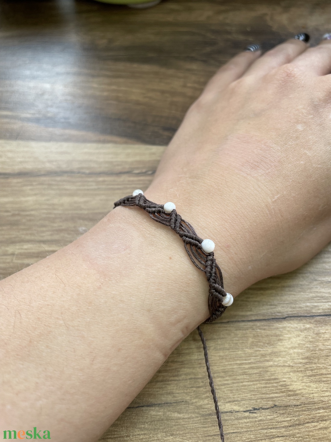 Makramé karkötő kagyló gyönggyel - ékszer - karkötő - gyöngyös karkötő - Meska.hu