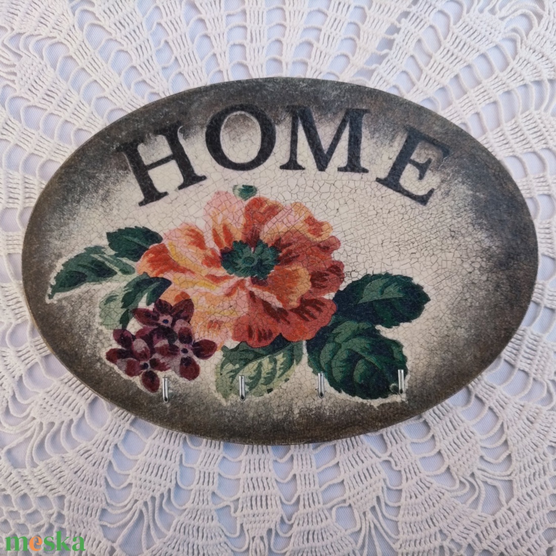 Vintage stílusú fali kulcstartó tábla rózsával és HOME felirattal, 4 kulcstartóval - otthon & lakás - dekoráció - fali és függő dekoráció - fali kulcstartó - Meska.hu